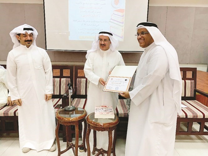 ابراهيم المليفي يكرم حمد الحمد ويبدو فهد الهندال ﻿