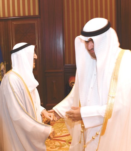 صاحب السمو مصافحا خالد الروضان﻿