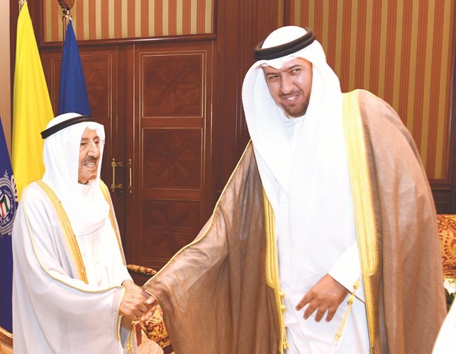 سمو الأمير مصافحا د.فهد العفاسي ﻿