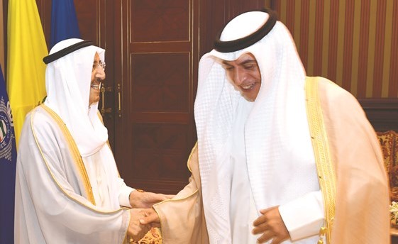 صاحب السمو مصافحا الوزير د.حامد العازمي ﻿