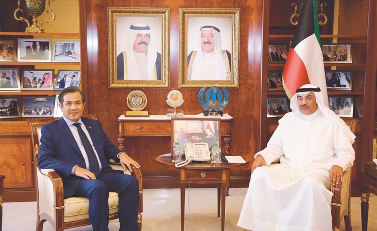 الشيخ صباح الخالد خلال استقباله سفير كمبوديا ﻿