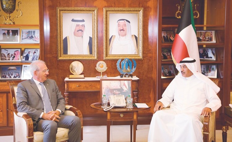 الشيخ صباح الخالد مستقبلا سفير اليونان ﻿