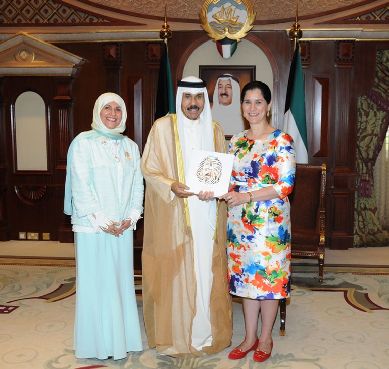  سمو ولي العهد الشيخ نواف الأحمد مستقبلا الشيخة انتصار سالم العلي