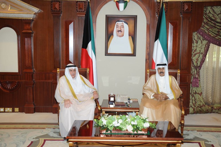   سمو ولي العهد الشيخ نواف الأحمد مستقبلا نائب رئيس مجلس الوزراء وزير الداخلية الشيخ خالد الجراح 