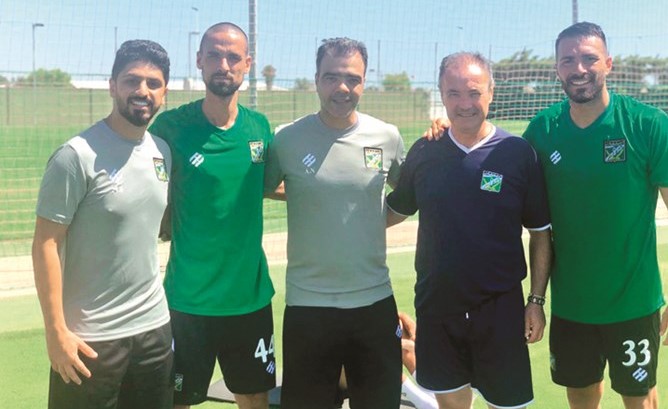 مبارك البلوشي متوسطا المدرب واللاعبين الإسبان﻿