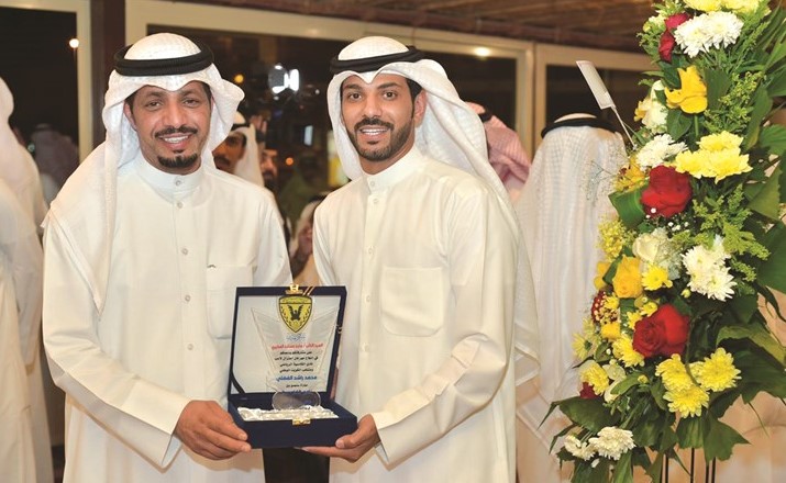 النائب ماجد مساعد المطيري يتلقى درعا تذكارية من محمد راشد ﻿