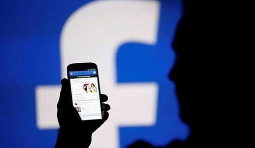 منع طالب عربي من دخول أمريكا بسبب تعليقات أصدقائه على "فيس بوك"