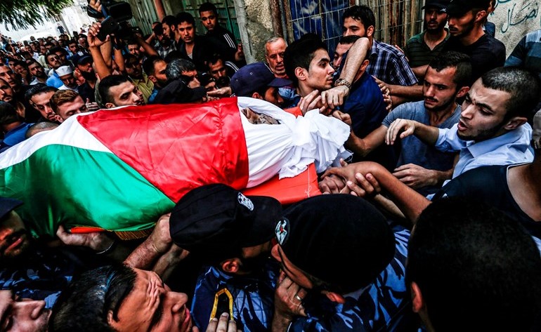 فلسطينيون يشيعون جثمان احد شهداء تفجيري غزة امس	(ا.ف.پ)﻿