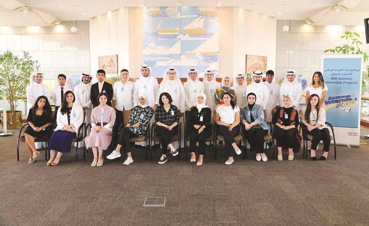 لقطة جماعية لمسؤولي الوطني مع الطلبة المشاركين بالبرنامج﻿