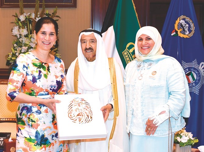 صاحب السمو الأمير يتسلم كتاب الكويت في 400 عام من الشيخة انتصار سالم العلي﻿