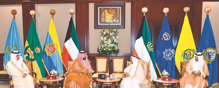 صاحب السمو الأمير الشيخ صباح الأحمد خلال استقباله صاحب السمو الملكي الأمير تركي بن محمد بن فهد آل سعود بحضور سمو ولي العهد الشيخ نواف الأحمد﻿