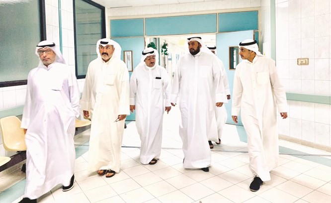 الشيخ د.باسل الصباح ود. مصطفى رضا ود. أحمد الشطي ود. يوسف الدويري ومرافقوه خلال الجولة بمركز الفحيحيل التخصصي ﻿