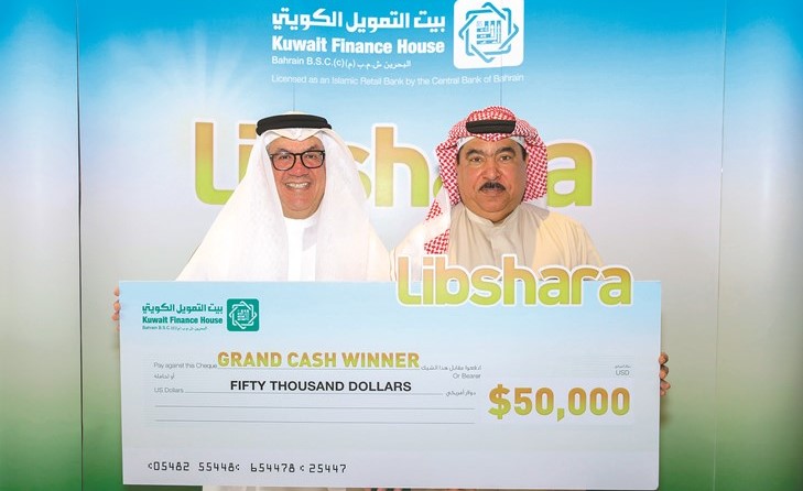 خالد المعرفي يسلم الجائزة إلى إبراهيم مال الله﻿