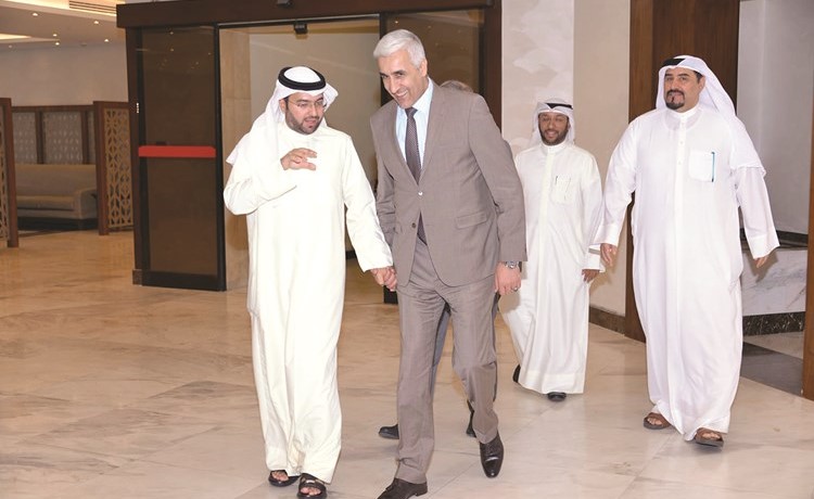الشيخ حمود المبارك في حديث مع وزير الرياضة العراقي احمد رياض ﻿