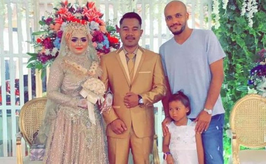 بالصور.. سعودي يشارك عاملته فرحتها بحضور زفاف ابنتها بإندونيسيا