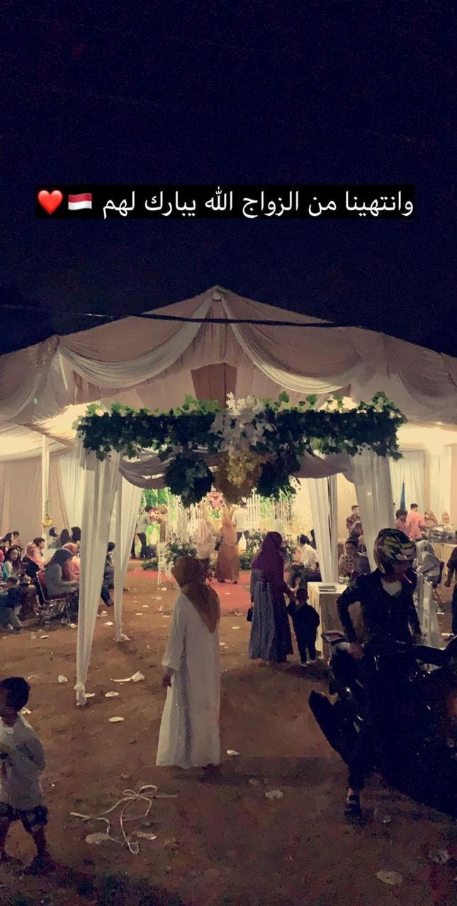 بالصور.. سعودي يشارك عاملته فرحتها بحضور زفاف ابنتها بإندونيسيا