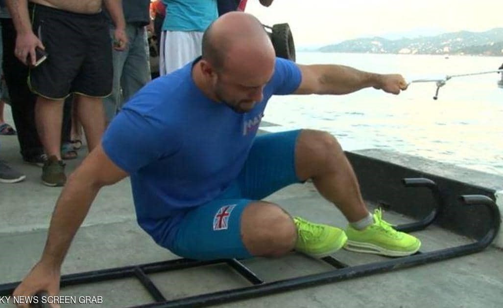 بالفيديو.. سحب سفينة وزنها 200 طن بأصبع واحد.. ويسعى إلى دخول "غينيس"