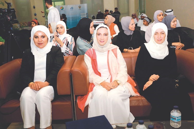 طيبة الرويح مع عدد من حاضرات الحفل 	(محمد هنداوي)﻿