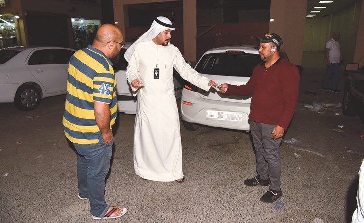 محمد الظفيري مدققا على الهويات﻿