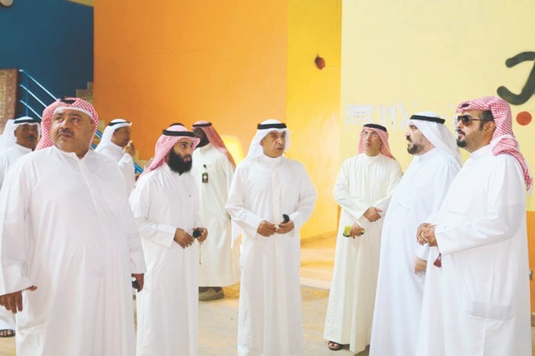 د. حامد العازمي في حديث مع عدد من التربويين حول جاهزية إحدى المدارس لاستقبال الطلاب﻿
