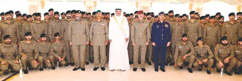 الشيخ صباح الخالد والفريق الركن محمد الخضر والفريق الركن عبدالله النواف واللواء الركن خالد صالح الصباح واللواء الركن طيار عدنان الفضلي مع الضباط الجدد﻿