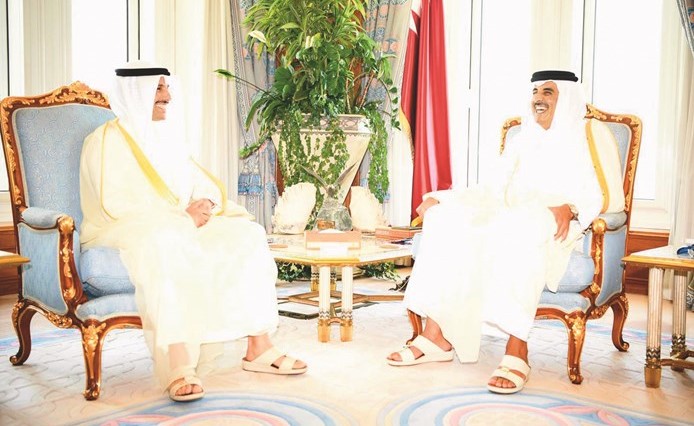 أمير دولة قطر سمو الشيخ تميم بن حمد آل ثاني خلال استقباله رئيس مجلس الأمة مرزوق الغانم﻿