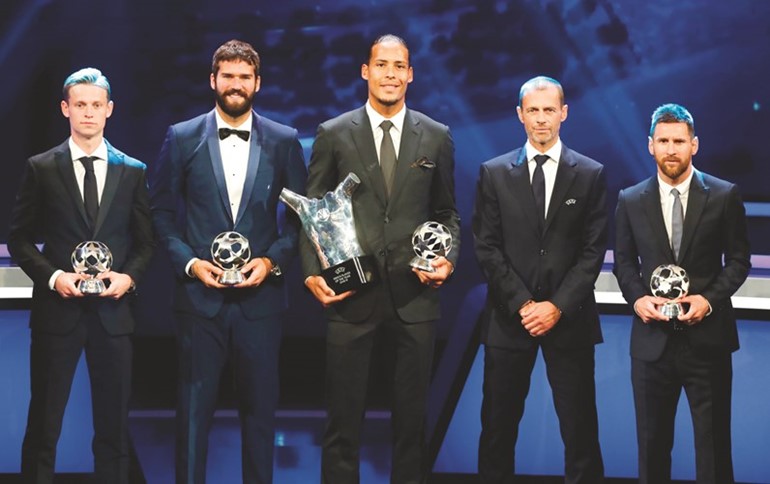 لقطة جماعية للفائزين بجوائز الأفضل في دوري أبطال أوروبا للموسم الماضي 	(رويترز)﻿