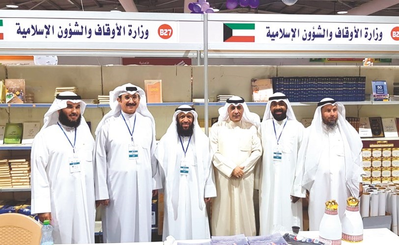 السفير عزيز الديحاني في جناح وزارة الأوقاف والشؤون الإسلامية بمعرض عمان الدولي للكتاب﻿