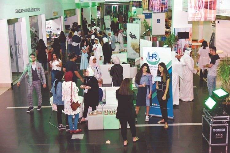 جانب من طلبة جامعة الخليج خلال اللقاء التنويري ﻿