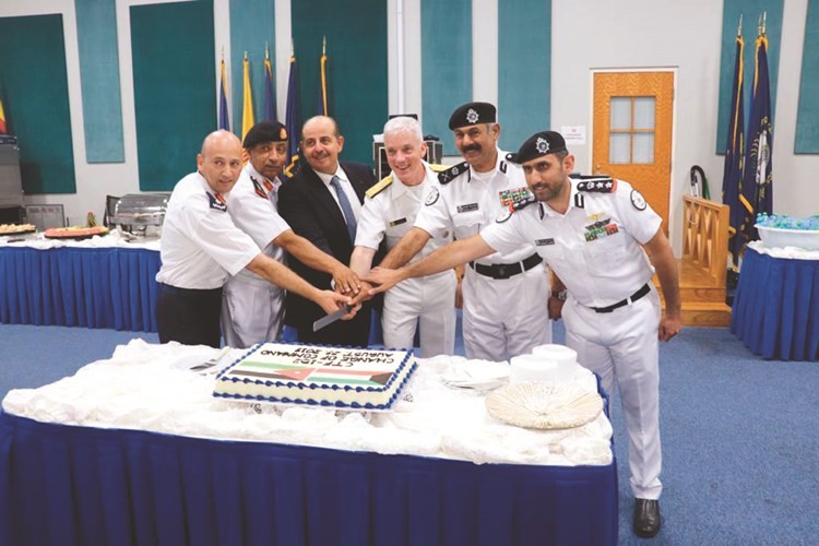 اللواء الشيخ سالم النواف والعقيد الركن بحري الشيخ مبارك العلي والفريق البحري جيمس مالوي والسفير رامي العدوان  ﻿﻿واللواء بحري محمد العسم والعقيد بحري عادل المعاني لدى قطع كعكة الحفل﻿
