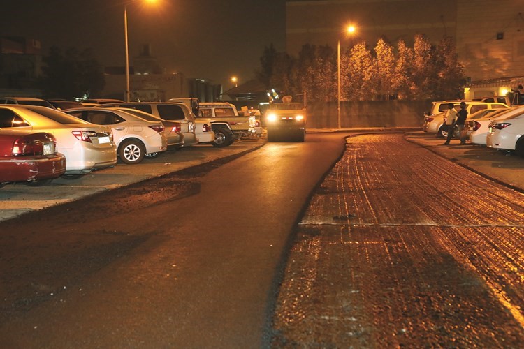 جانب من عملية إصلاح الطرق بالواحة ﻿