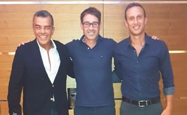 السويسري فايلر مع مرتجى وتوفيق عقب توقيع عقد تدريب الأهلي﻿