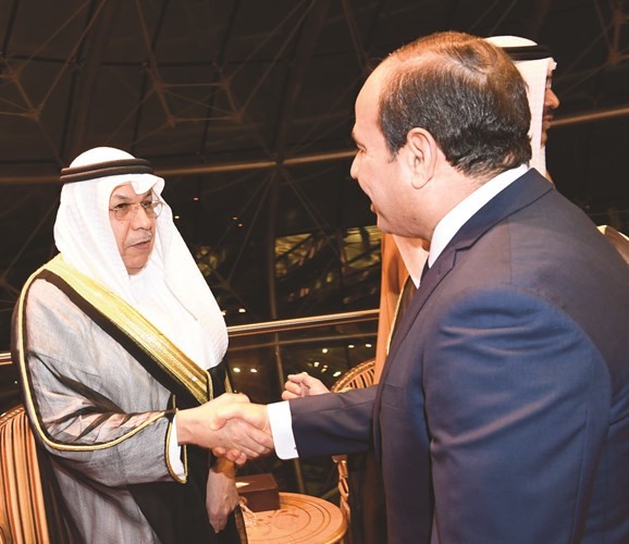 الشيخ خالد الجراح مصافحا الرئيس المصري ﻿