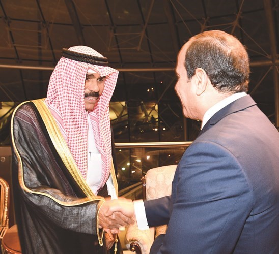 سمو ولي العهد الشيخ نواف الاحمد مصافحا الرئيس المصري ﻿
