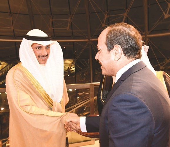 رئيس مجلس الامة مرزوق الغانم مصافحا الرئيس المصري ﻿