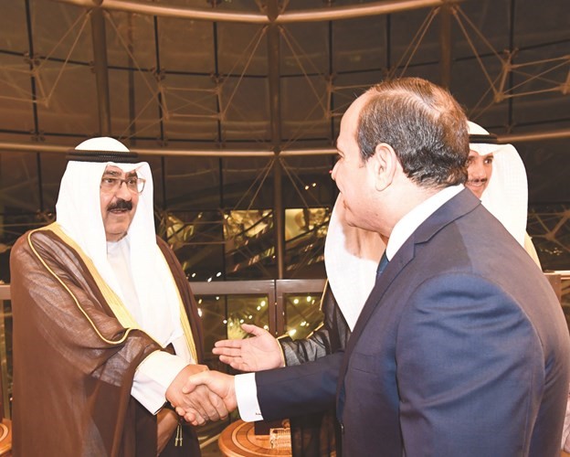 الرئيس المصري مصافحا الشيخ مشعل الاحمد ﻿