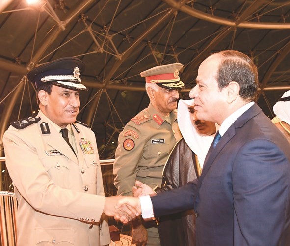 الرئيس المصري مصافحا الفريق عصام النهام ﻿