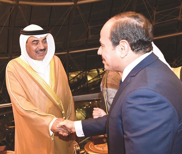 الشيخ صباح الخالد مصافحا الرئيس المصري ﻿
