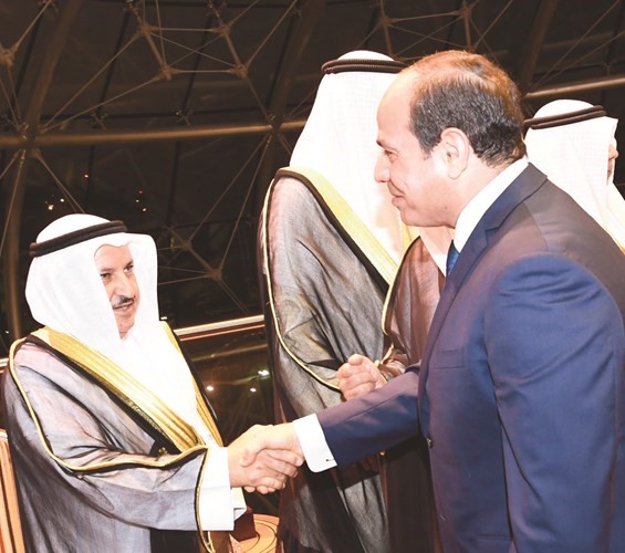 الرئيس المصري مصافحا محمد شرار ﻿