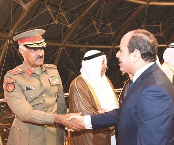 الفريق الركن محمد الخضر مصافحا الرئيس المصري ﻿