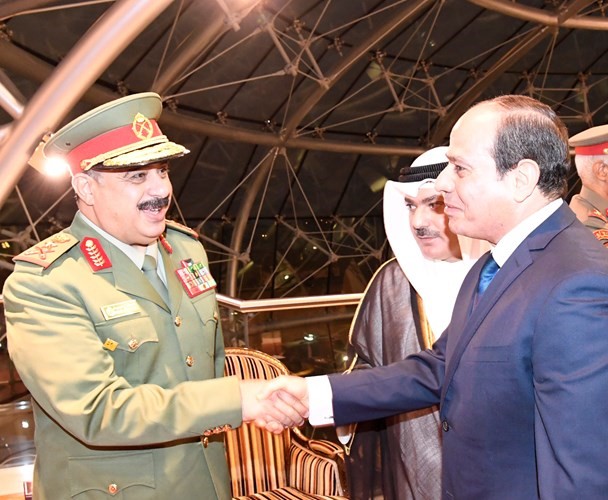 الفريق الركن هاشم الرفاعي مصافحا الرئيس عبدالفتاح السيسي ﻿