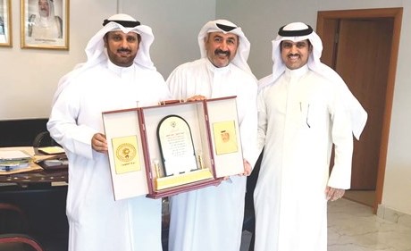د. أحمد الشطي خلال استقباله وفد النقابة﻿