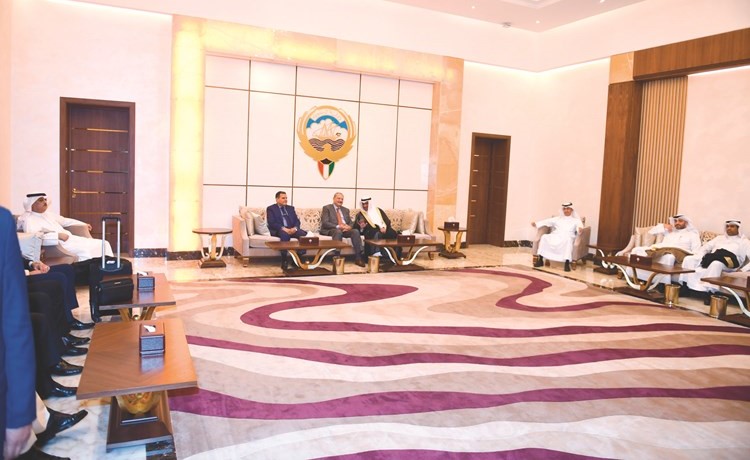 النائب العام المستشار ضرار العسعوسي مستقبلا نظيره بجمهورية مصر العربية المستشار نبيل صادق والنائب العام المساعد المستشار مصطفى سليمان بحضور المستشارين سعد الصفران ومبارك الرفاعي ومحمد الدعيج ورجيب الرجيب	(هاني الشمري)