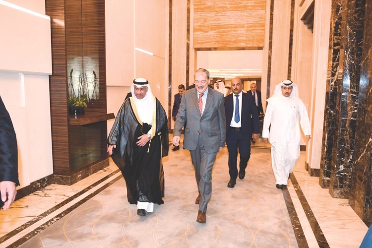 المستشار نبيل صادق لدى وصوله وفي استقباله المستشار ضرار العسعوسي	(أحمد علي)﻿