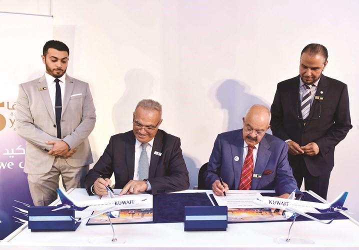 الجاسم والعطار يوقعان عقد تسلم الطائرة الجديدة ونقل ملكيتها إلى الخطوط الكويتية	(كونا)﻿