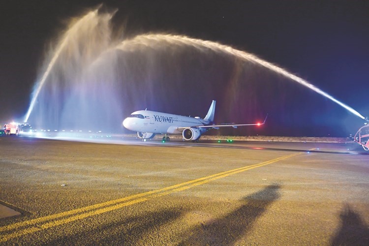 رش الماء ابتهاجا بوصول الطائرة الجديدة neo (A320) إلى أرض الوطن	(قاسم باشا)﻿
