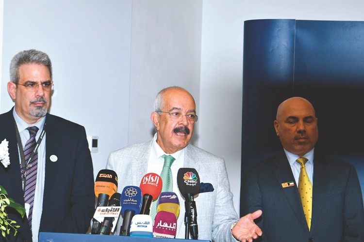 يوسف الجاسم متحدثا خلال المؤتمر الصحافي ويبدو كامل العوضي﻿