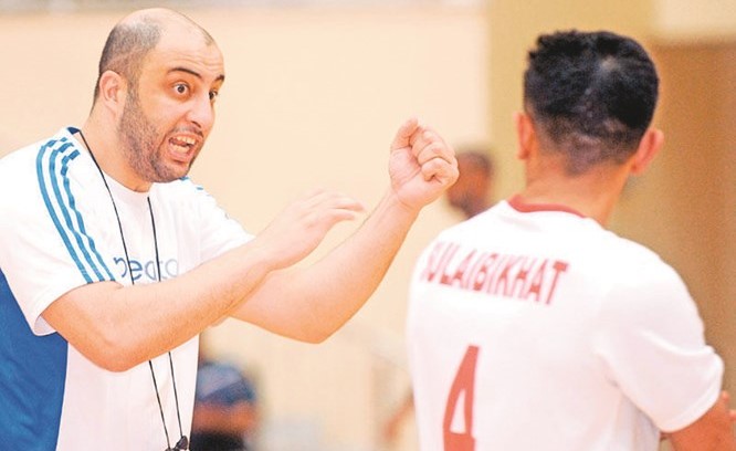 المدرب فيصل صيوان يوجه لاعبيه﻿