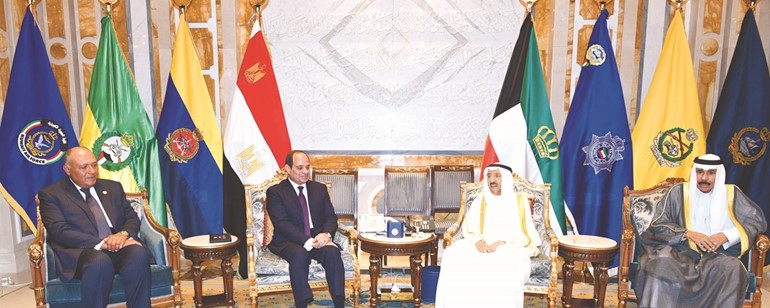 صاحب السمو الأمير الشيخ صباح الأحمد والرئيس المصري عبد الفتاح السيسي خلال جلسة المباحثات بحضور سمو ولي العهد الشيخ نواف الأحمد ووزير الخارجية المصري سامح شكري ﻿