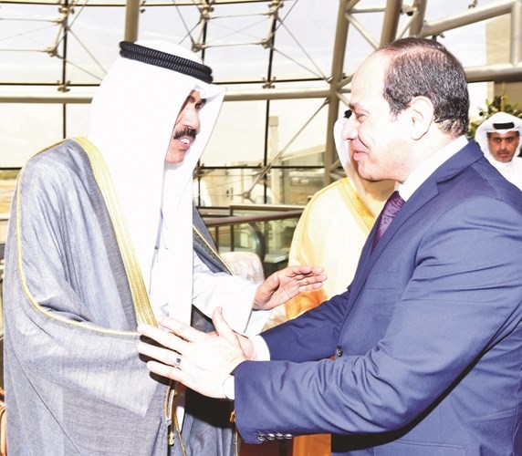 سمو ولي العهد الشيخ نواف الأحمد مصافحا الرئيس عبدالفتاح السيسي ﻿